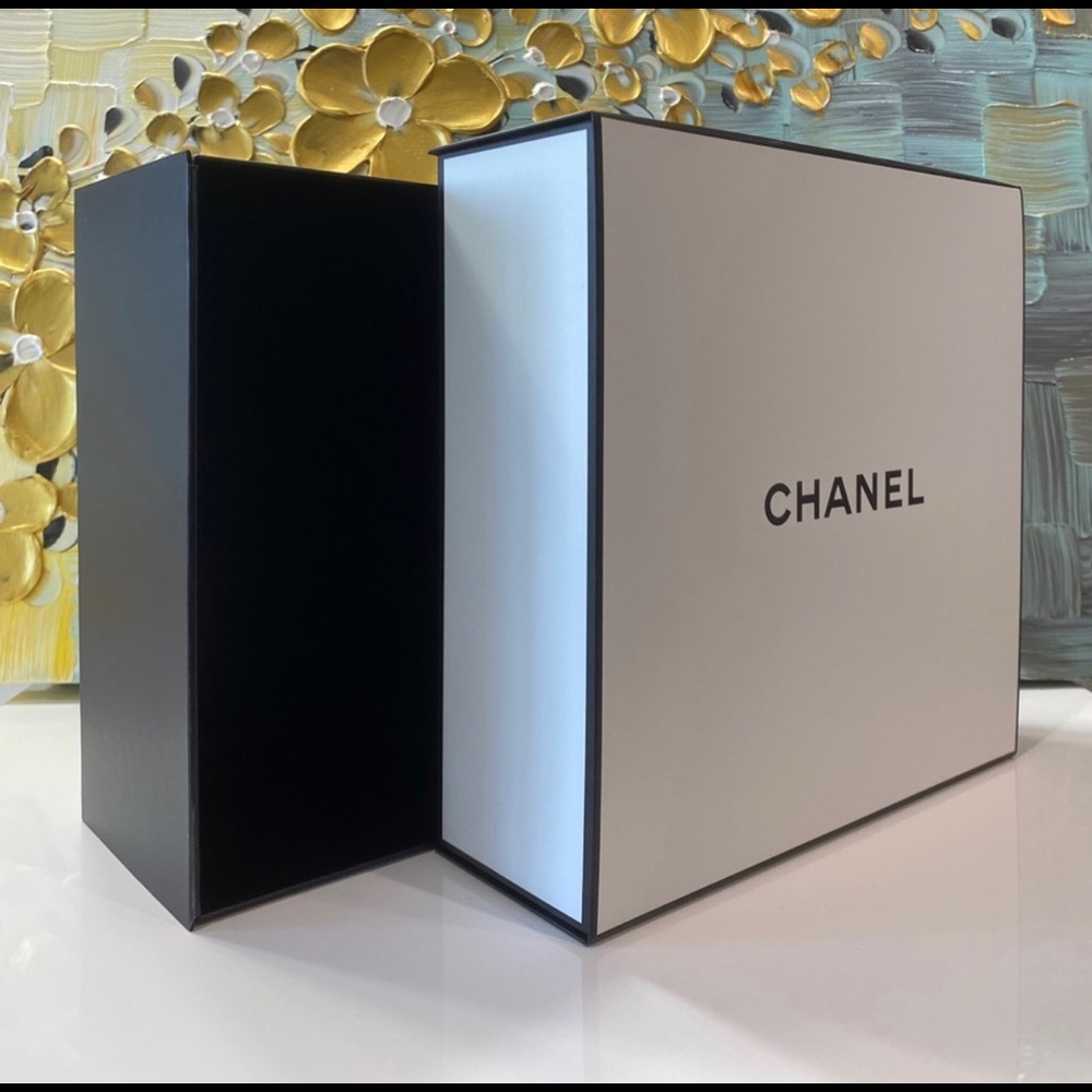 Chanel Gift Box - Picture 2 of 3